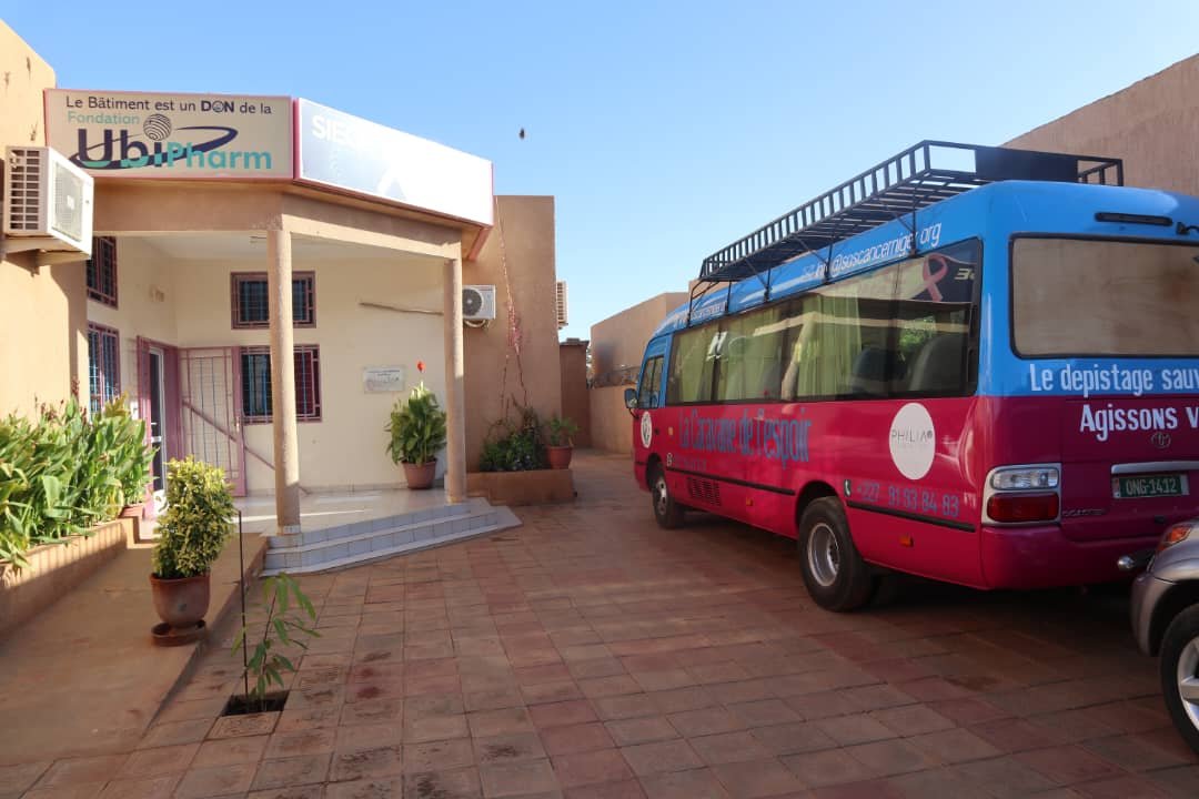 Le centre de dépistage SOS Cancer Niger et le bus de la Caravane de l'espoir